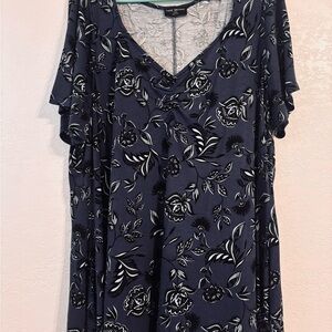 Lane Bryant Navy Floral V-Neck Short Sleeve Top